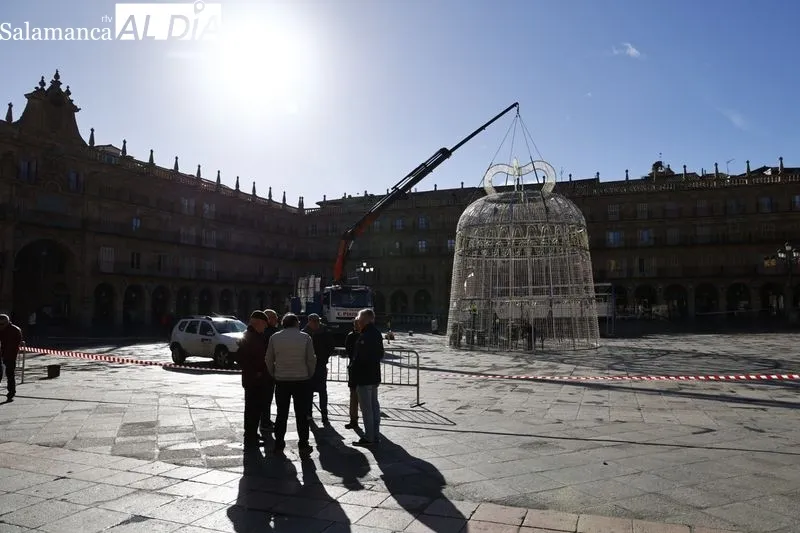 Montaje de la campana de Navidad en la Plaza Mayor de Salamanca. Foto de David Sañudo