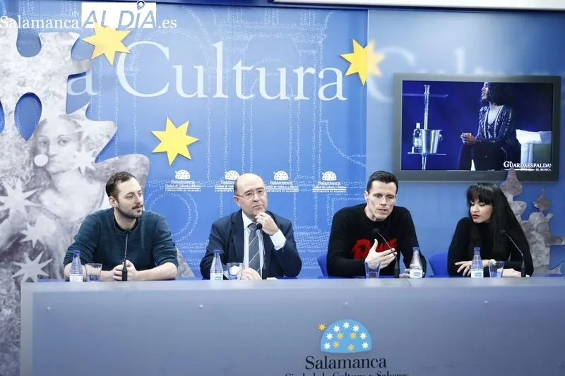 Octavi Pujades y Luna Manzanares, protagonistas del musical 'El Guardaspaldas' en su presentación en la Sala de la Palabra del Liceo. Foto de David Sañudo