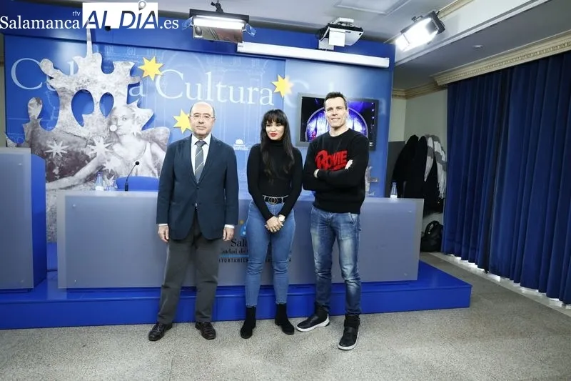 Octavi Pujades y Luna Manzanares, protagonistas del musical 'El Guardaspaldas' en su presentación en la Sala de la Palabra del Liceo. Foto de David Sañudo