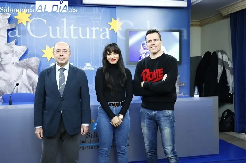 Octavi Pujades y Luna Manzanares, protagonistas del musical 'El Guardaspaldas' en su presentación en la Sala de la Palabra del Liceo. Foto de David Sañudo