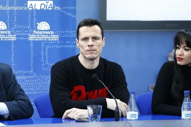 Octavi Pujades y Luna Manzanares, protagonistas del musical 'El Guardaspaldas' en su presentación en la Sala de la Palabra del Liceo. Foto de David Sañudo