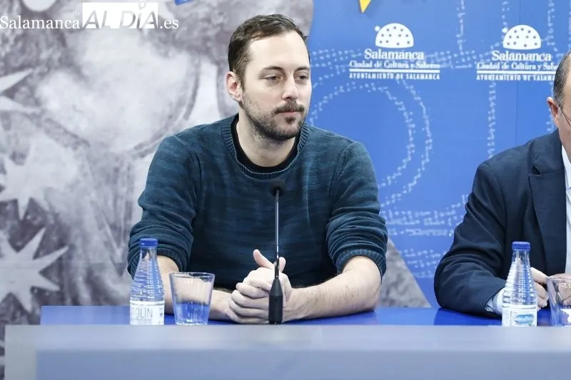 Octavi Pujades y Luna Manzanares, protagonistas del musical 'El Guardaspaldas' en su presentación en la Sala de la Palabra del Liceo. Foto de David Sañudo
