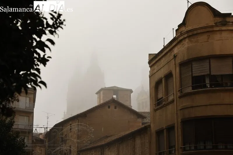 Niebla en el centro de Salamanca. Foto de David Sañudo