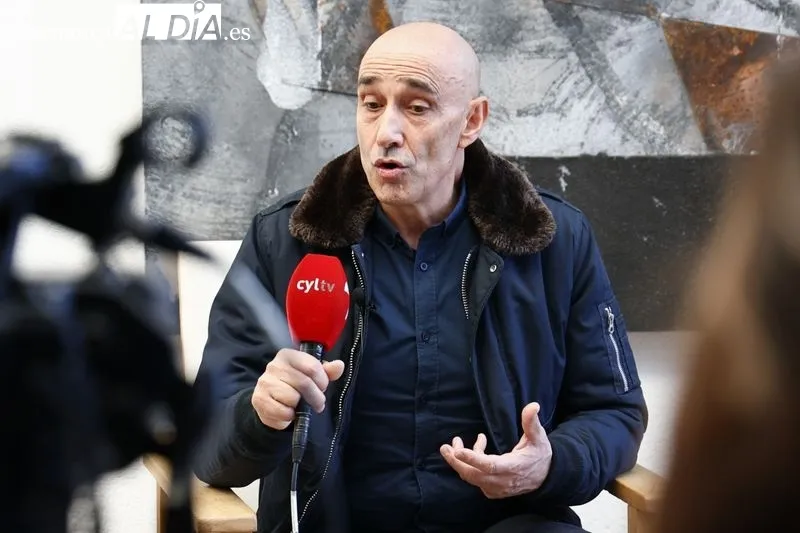 Presentación de la obra de Florencio Maíllo, de gran tamaño, donada a la Catedral de Salamanca por el canónigo Daniel Sánchez. Foto de David Sañudo