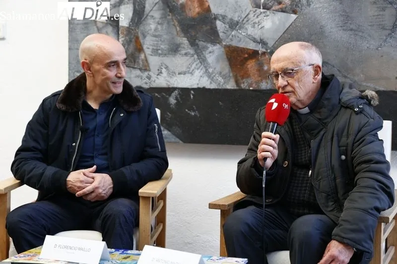 Presentación de la obra de Florencio Maíllo, de gran tamaño, donada a la Catedral de Salamanca por el canónigo Daniel Sánchez. Foto de David Sañudo