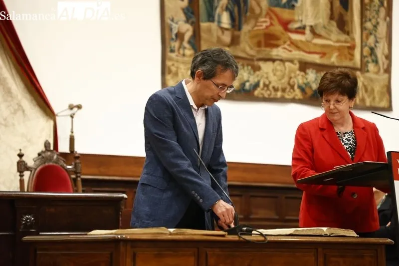 Toma de posesión de los nuevos cargos académicos y personal docente e investigador de la Universidad de Salamanca durante el acto celebrado en el Paraninfo de las Escuelas Mayores. Foto de David Sañudo