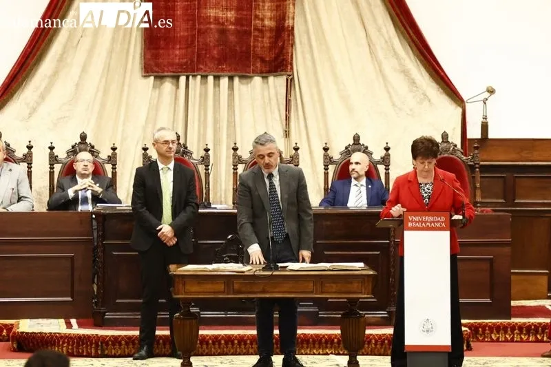 Toma de posesión de los nuevos cargos académicos y personal docente e investigador de la Universidad de Salamanca durante el acto celebrado en el Paraninfo de las Escuelas Mayores. Foto de David Sañudo