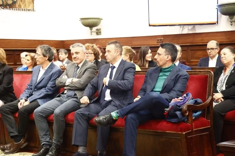Toma de posesión de los nuevos cargos académicos y personal docente e investigador de la Universidad de Salamanca durante el acto celebrado en el Paraninfo de las Escuelas Mayores. Foto de David Sañudo