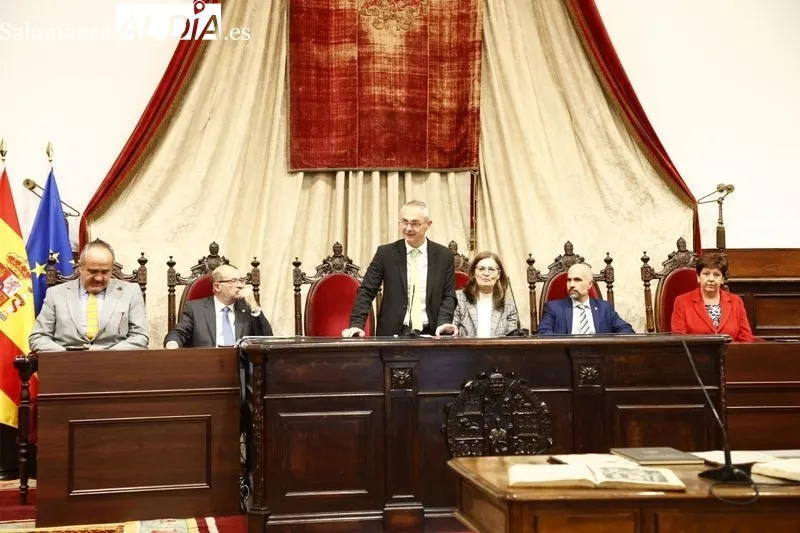 Toma de posesión de los nuevos cargos académicos y personal docente e investigador de la Universidad de Salamanca durante el acto celebrado en el Paraninfo de las Escuelas Mayores. Foto de David Sañudo
