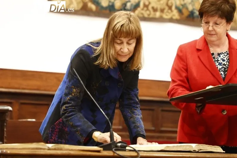 Toma de posesión de los nuevos cargos académicos y personal docente e investigador de la Universidad de Salamanca durante el acto celebrado en el Paraninfo de las Escuelas Mayores. Foto de David Sañudo