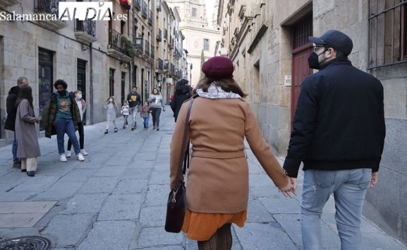 Una pareja caminando por una céntrica calle de Salamanca. Foto: archivo