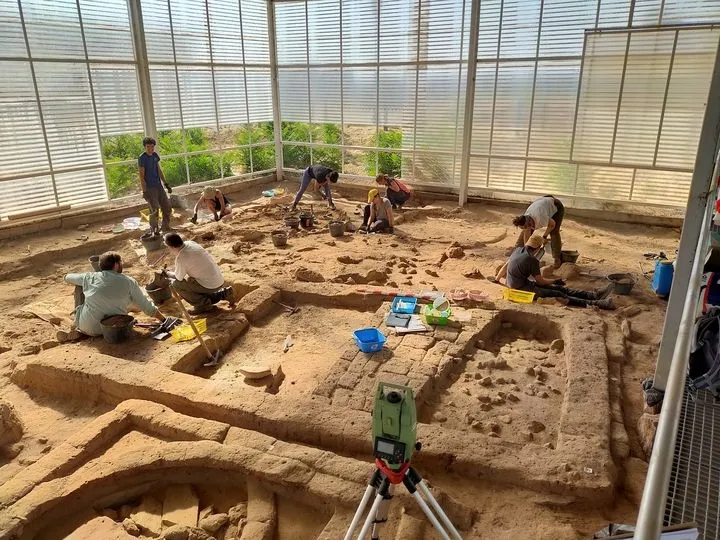 Fotografías de excavaciones realizadas en el Cerro de San Vicente