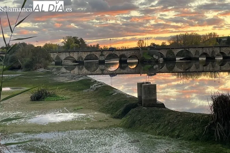 Foto 2 - El r&iacute;o Tormes, con el caudal bajo a su paso por Alba