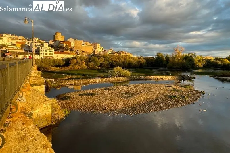 Foto 14 - El r&iacute;o Tormes, con el caudal bajo a su paso por Alba