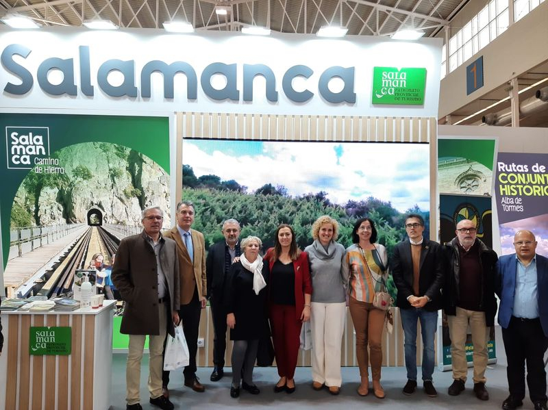 La delegada y los subdelegados del Gobierno en el stand de la Diputación de Salamanca en Intur