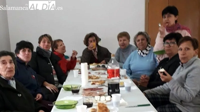 Las participantes en el programa han disfrutado esta mañana de un paseo por el entorno del pueblo
