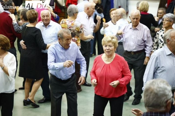 Los mayores se divierten en su baile de gala