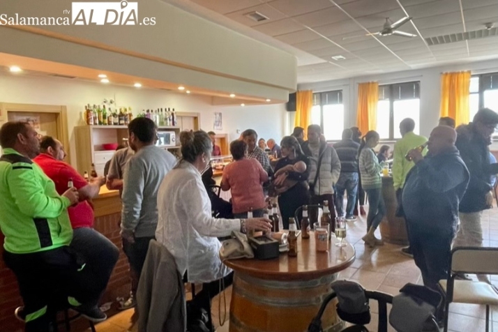 Calurosa y festiva bienvenida al nuevo bar en El Campo de Peñaranda