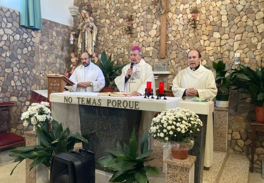 Foto 5 - El Obispo preside una concurrida misa en el Cementerio