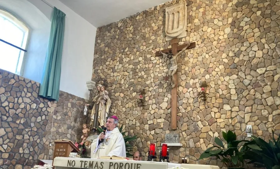 Foto 4 - El Obispo preside una concurrida misa en el Cementerio