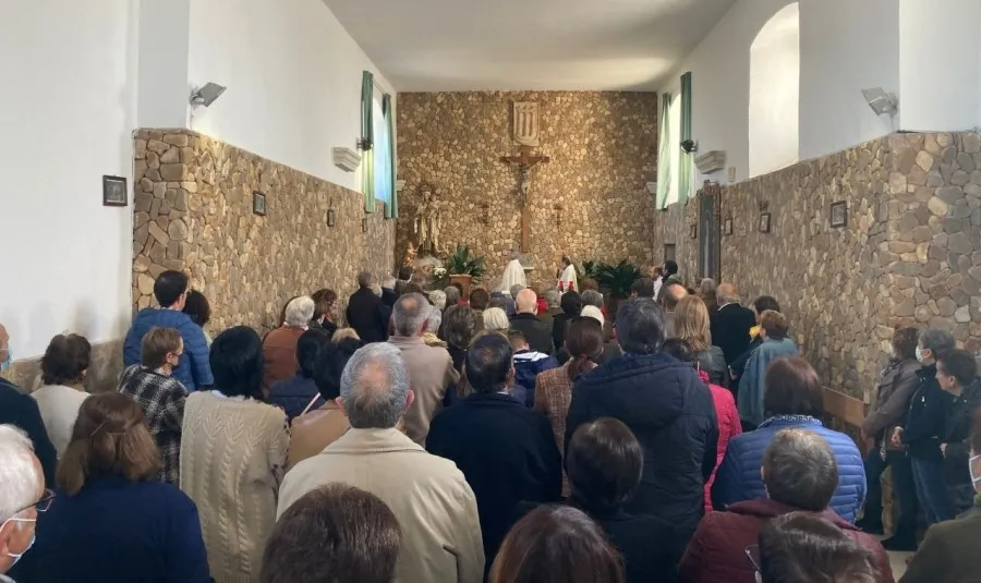 Foto 3 - El Obispo preside una concurrida misa en el Cementerio