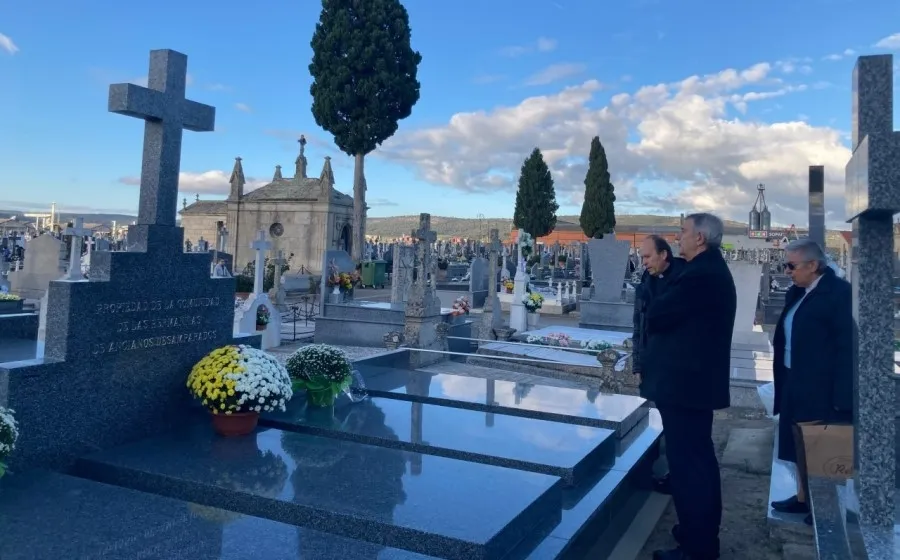 Foto 2 - El Obispo preside una concurrida misa en el Cementerio
