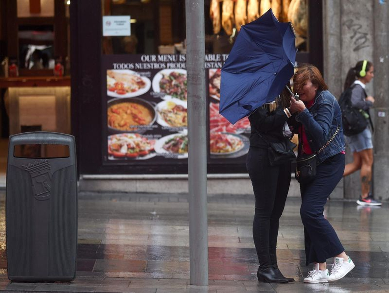 Dos chicas intentan controlar su paraguas en Madrid. - Eduardo Parra - Europa Press - Archivo