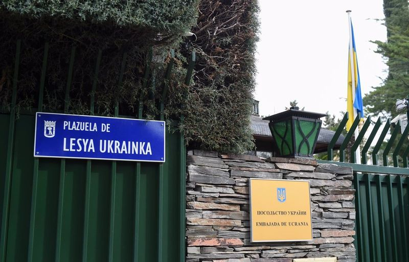 Embajada de Ucrania en Madrid, horas después de los primeros ataques rusos en Ucrania, a 24 de febrero de 2022, en Madrid (España). Foto Gustavo Valiente - Europa Press