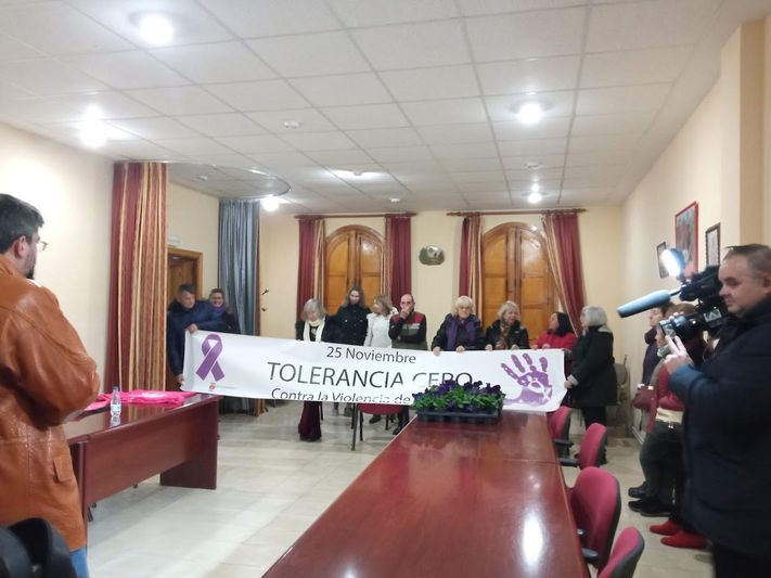 Foto 3 - El Encinar, Los Cisnes y Terradillos conmemoran el día contra la Violencia de Género