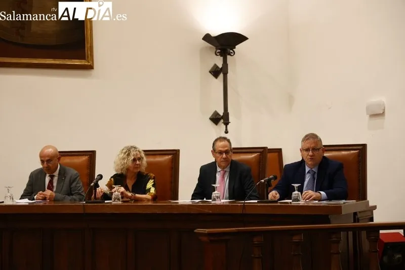 El concejal de Fomento, Fernando Carabias, participa en el seminario ‘Conmemoración 50 Aniversario de la Convención del Patrimonio Mundial (París, 1972-2022)’, en el Aula Salinas del Edificio Histórico de la Universidad de Salamanca. Foto de David Sañudo