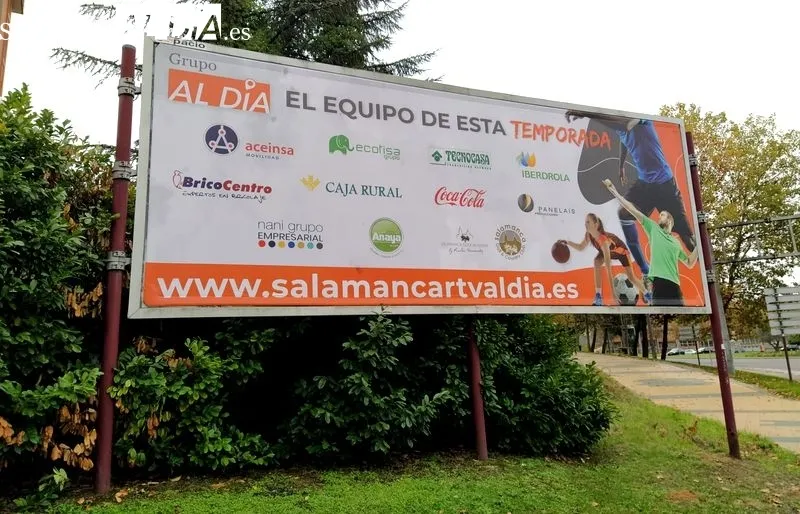 Valla publicitaria de SALAMANCA AL DÍA en la Vía Helmántica, frente al puente Enrique Estevan y al lado de la Glorieta de Vettones y Vacceos. Foto de David Sañudo