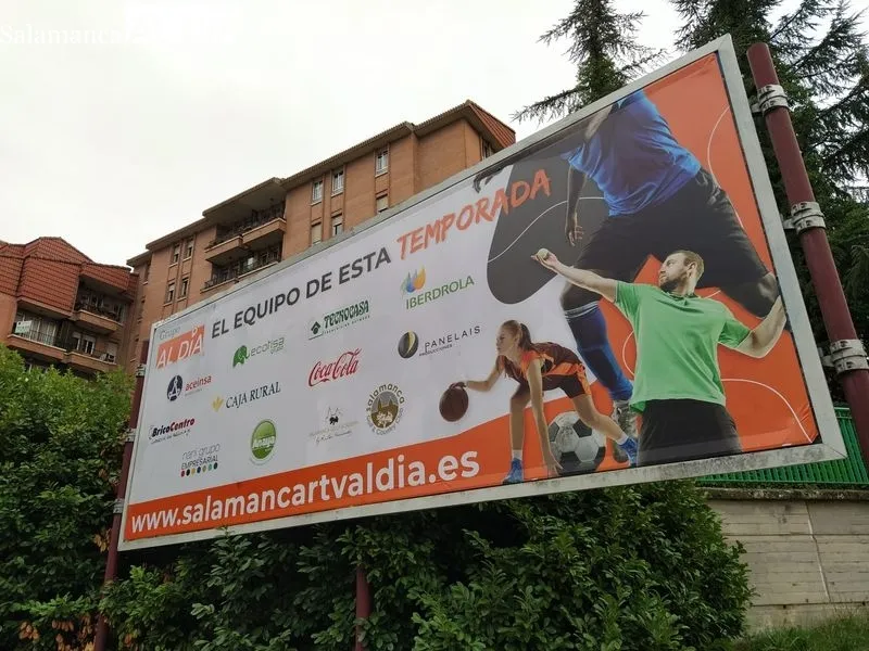 Valla publicitaria de SALAMANCA AL DÍA en la Vía Helmántica, frente al puente Enrique Estevan y al lado de la Glorieta de Vettones y Vacceos. Foto de David Sañudo