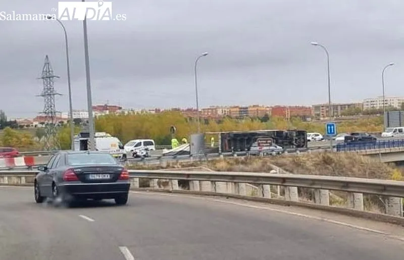 Camión con tráiler volcado en el kilómetro 95 de la Ronda SA-20, sentido Ávila, tras realizar el giro de salida de la gran glorieta que conecta la carretera hacia Aldeatejeada con las circunvalaciones.
