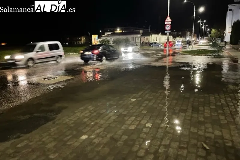 La fuerte tormenta inundaba los accesos a Peñaranda desde la Avenida de Salamanca