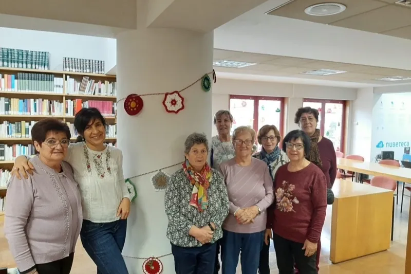El Programa Vive ha creado la decoración de Navidad para la Sala de adultos de la Biblioteca 