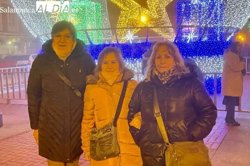 Decenas de personas acudían a la inauguración de la gran bola de Navidad