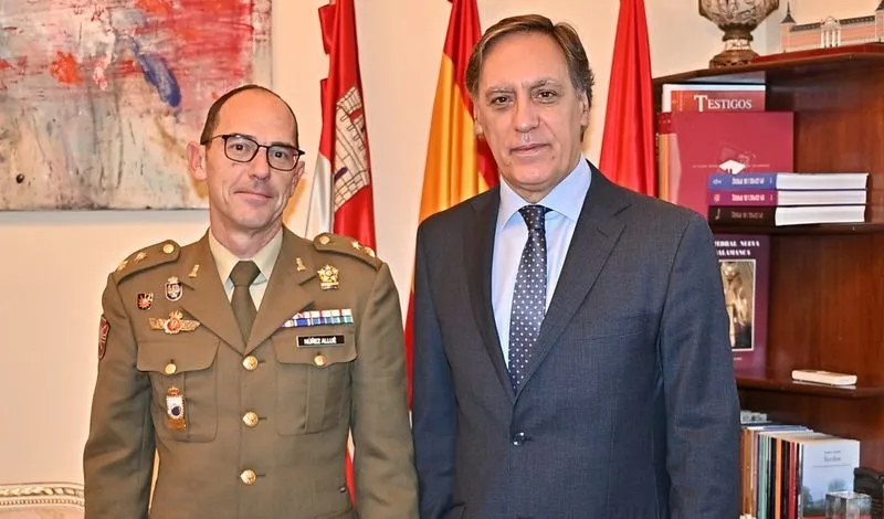 Encuentro en el Ayuntamiento del alcalde de Salamanca, Carlos García Carbayo, y el nuevo jefe del Regimiento de Especialidades de Ingenieros Nº11, el teniente coronel Luis Fernando Núñez Allué