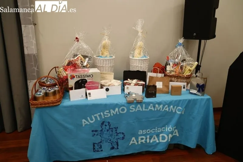 Foto 2 - La asociaci&oacute;n Ariadna celebra su cena ben&eacute;fica por todo lo alto