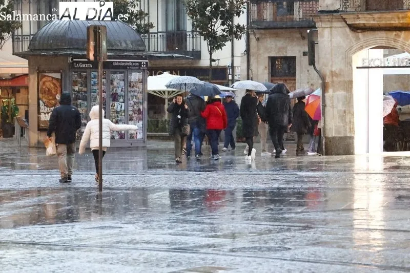 El centro de Salamanca, esta tarde fría y lluviosa de domingo. Fotos: David Sañudo