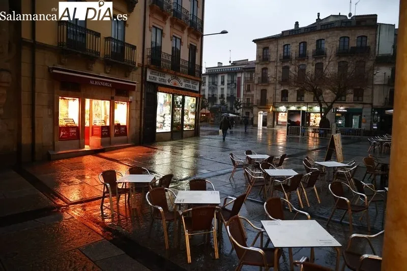 El centro de Salamanca, esta tarde fría y lluviosa de domingo. Fotos: David Sañudo