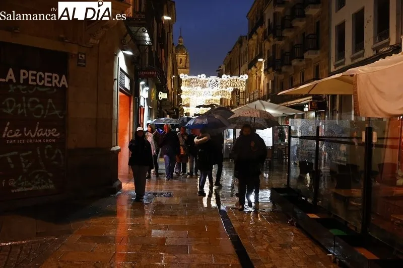 El centro de Salamanca, esta tarde fría y lluviosa de domingo. Fotos: David Sañudo