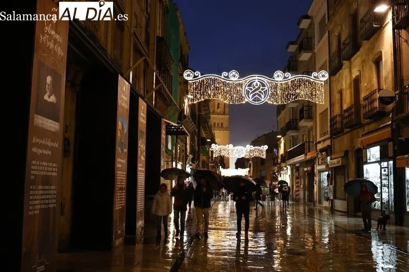El centro de Salamanca, esta tarde fría y lluviosa de domingo. Fotos: David Sañudo