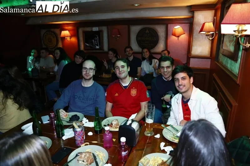 Galería de imágenes de los salmantinos viendo el Marruecos - España del Mundial / Fotos: David Sañudo