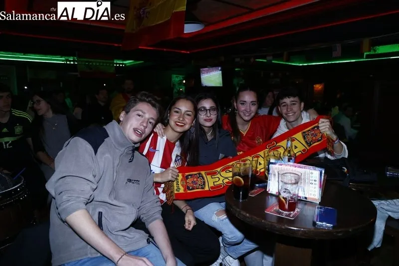 Galería de imágenes de los salmantinos viendo el Marruecos - España del Mundial / Fotos: David Sañudo