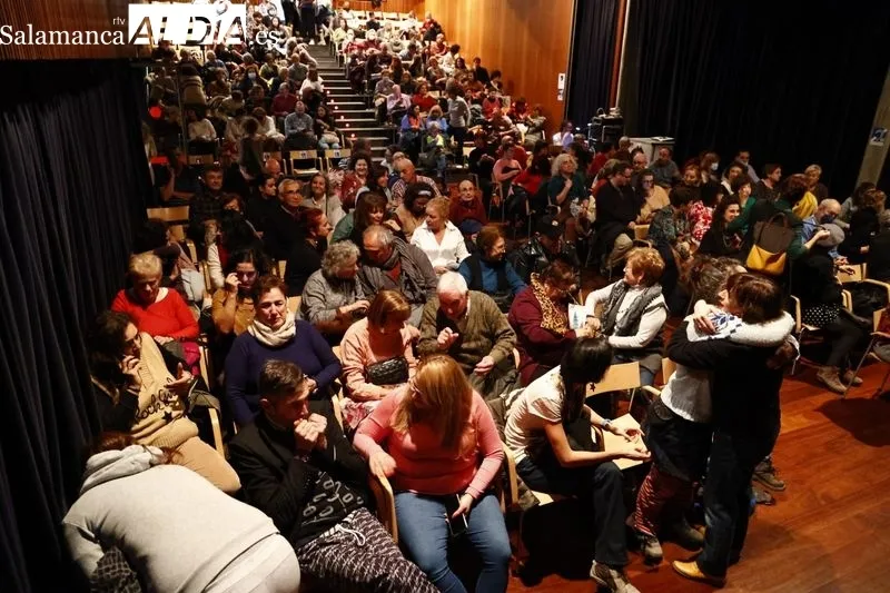 La gala de cabaret ha clausurado este martes el Encuentro de Payasas en Salamanca. Fotos: David Dañudo