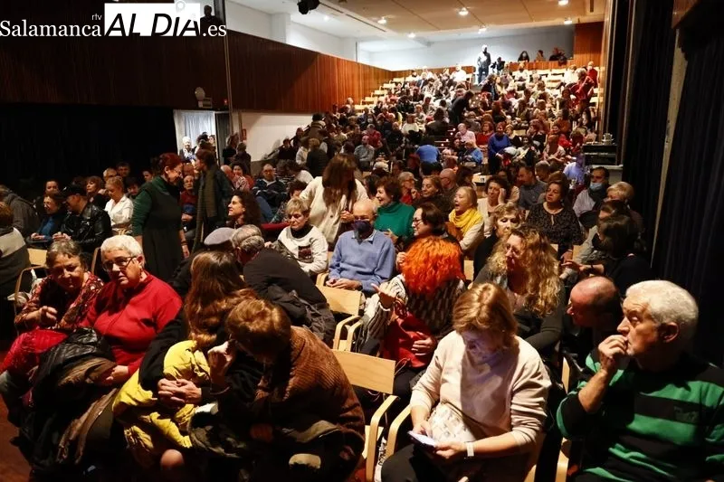 La gala de cabaret ha clausurado este martes el Encuentro de Payasas en Salamanca. Fotos: David Dañudo