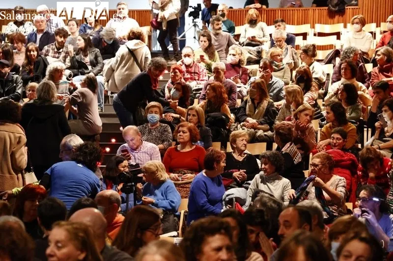 La gala de cabaret ha clausurado este martes el Encuentro de Payasas en Salamanca. Fotos: David Dañudo