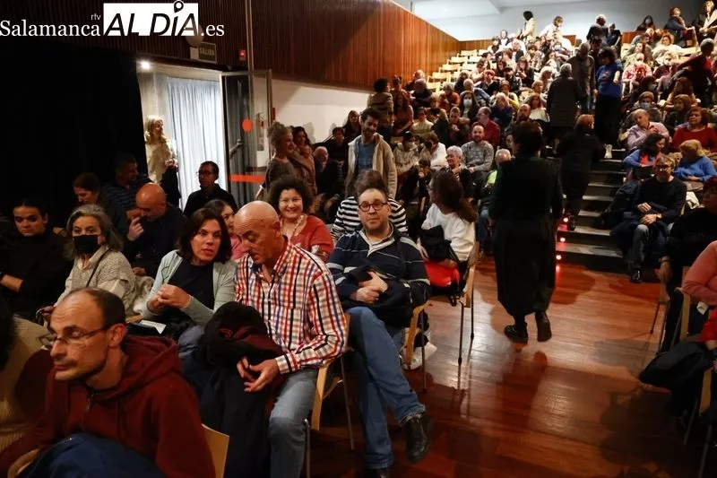 La gala de cabaret ha clausurado este martes el Encuentro de Payasas en Salamanca. Fotos: David Dañudo
