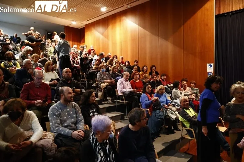 La gala de cabaret ha clausurado este martes el Encuentro de Payasas en Salamanca. Fotos: David Dañudo