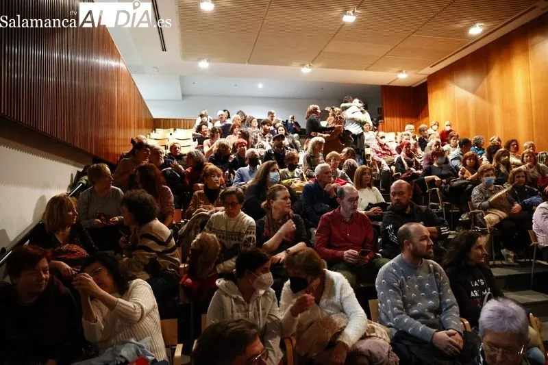 La gala de cabaret ha clausurado este martes el Encuentro de Payasas en Salamanca. Fotos: David Dañudo